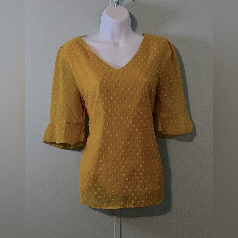 Emery Rose Blouse‎ Size Medium Yellow Designs